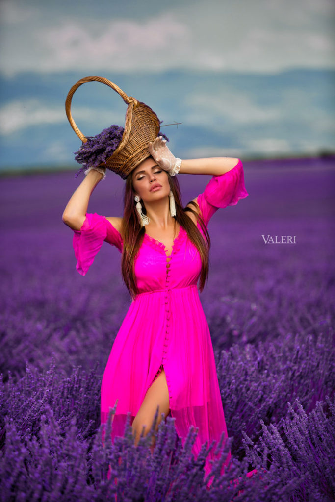 фотосессия в лавандовых полях рекламы бренда женской одежды Yasya Minochkina с участием Каролины Зубковой-Маттес